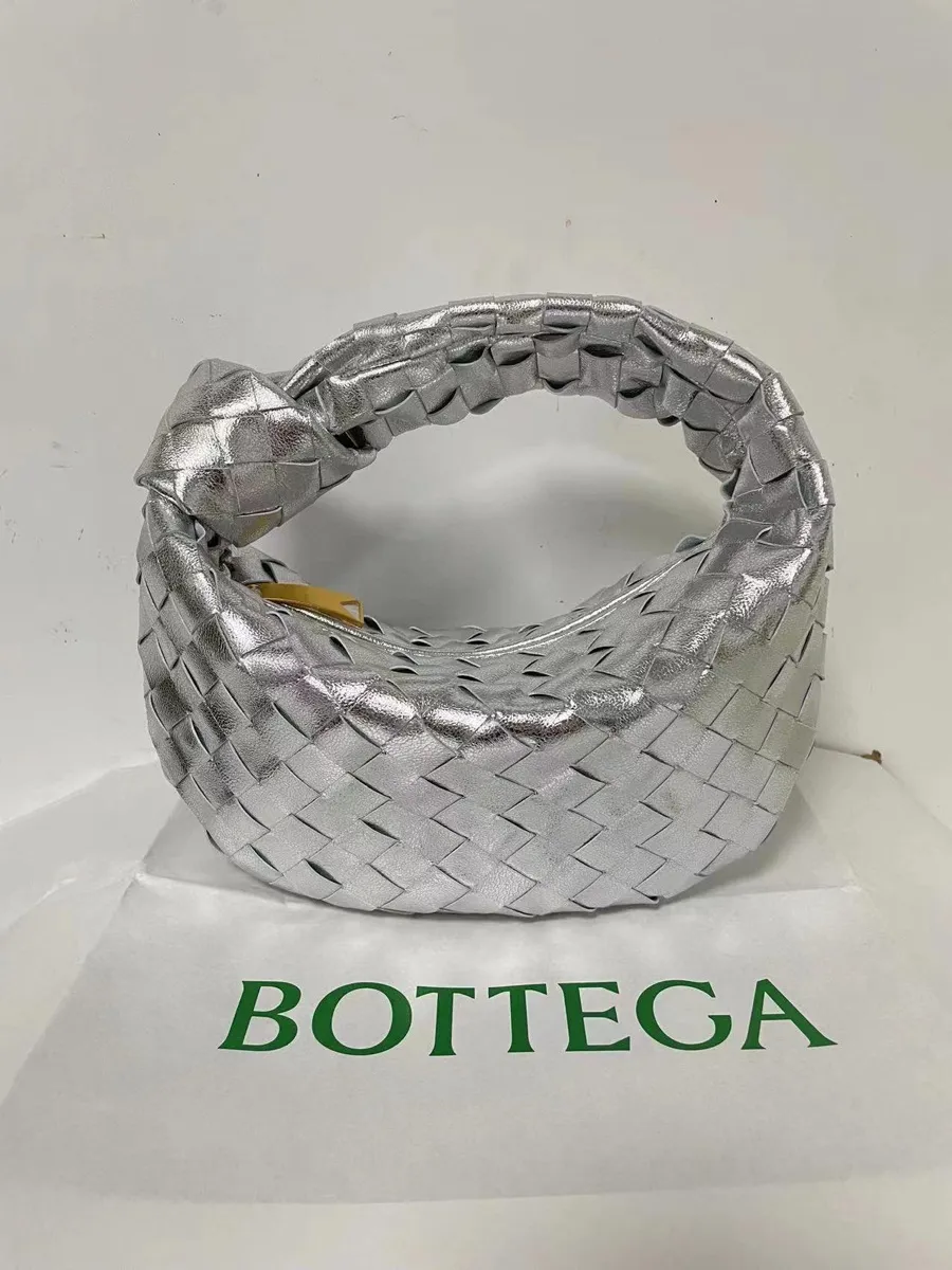 Batch 1200 BV Bottega Veneta's new early spring women's MINI JODIE handbag BV bag 🔥The new method is based on the original rounded corners, knotted with classic woven leather round hobo bag, The most iconic triangular pull-out design, using sheepskin draped soft shape, is super suitable for concave shapes~ Jodie feels really gentle to people, and is definitely the best item for daily matching. It has the same weave, new elements and twists, is compact and versatile, and is the new favorite of street style Internet celebrities! Dimensions: 23x28x8 Model: 6699-1